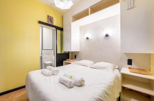 une chambre avec un lit blanc avec des serviettes dessus dans l'établissement Full-Equipped & Near to Subway, à Paris