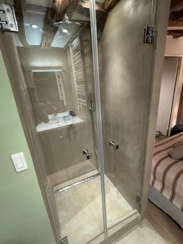 une douche dans une salle de bain avec un lavabo dans l'établissement Elegant Loft Place Vendôme, à Paris