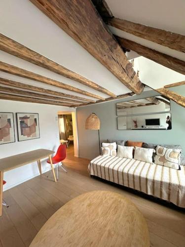 une chambre avec un lit et un bureau dans l'établissement Elegant Loft Place Vendôme, à Paris