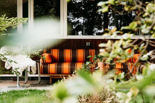 Een tuin van Bungalowvilla Robin Hill, met bostuin & design interieur