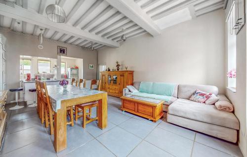 une cuisine et un salon avec une table et un canapé dans l'établissement Awesome Home In Arques La Bataille, à Arques-la-Bataille