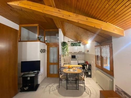 Η κουζίνα ή μικρή κουζίνα στο La Corte dei Torri loft on the lake