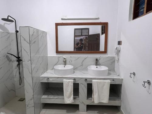 Um banheiro em Nungwi Beach Front Ex Sunrise Beach Nungwi