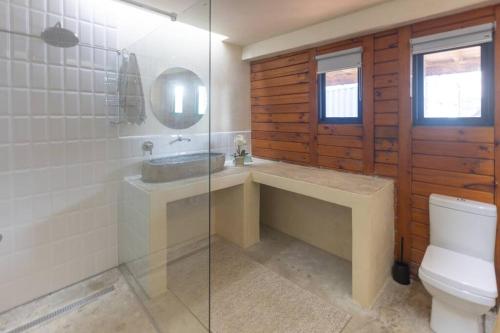un baño con lavabo e inodoro en Upmarket Sea View Apartment, en Cape St. Francis