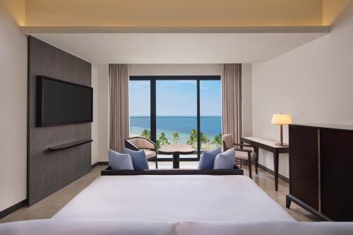 Habitación de hotel con cama y TV en Lampung Marriott Resort & Spa en Lampung