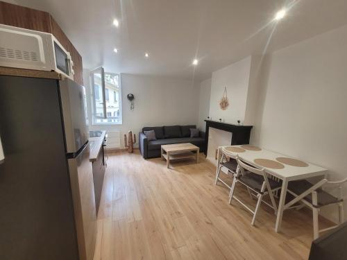 une cuisine et un salon avec une table et un canapé dans l'établissement La Lavande, à Istres