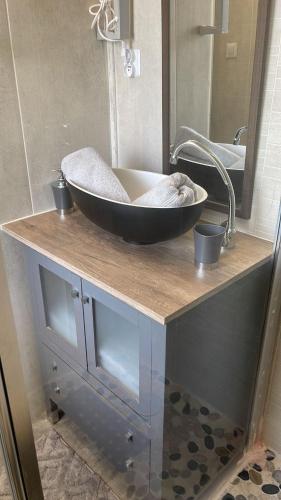 a bathroom with a sink and a mirror at Studio avec balcon proche des thermes in Saint-Paul-lès-Dax