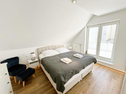 Una cama o camas en una habitación de LIGHTHOUSE HOMES - moderne Ferienwohnungen mit Terrasse am Kirchenplatz