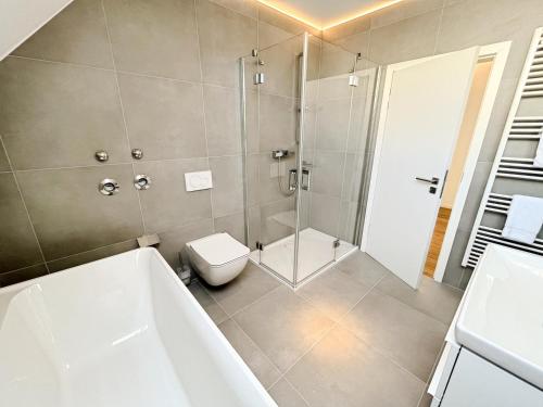 Un baño de LIGHTHOUSE HOMES - moderne Ferienwohnungen mit Terrasse am Kirchenplatz