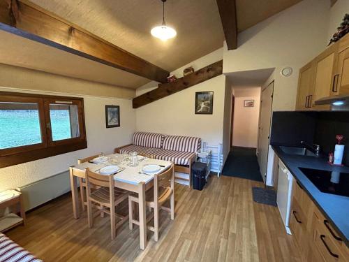 un salon avec une table et un canapé dans l'établissement Appartement cosy 2 pièces, 6 couchages, balcon, garage et casier à skis, Demi-Quartier - FR-1-597-9, à Demi-Quartier