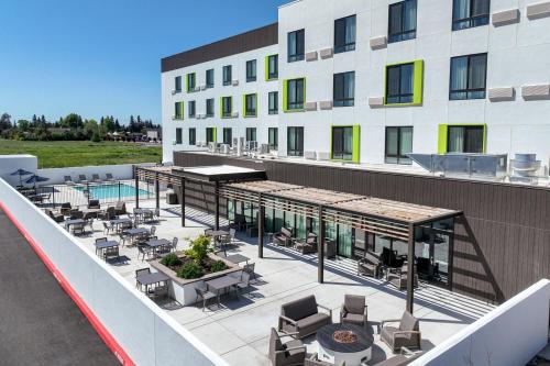 Бассейн в Courtyard by Marriott Modesto North или поблизости