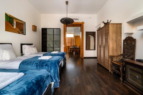 Postel nebo postele na pokoji v ubytování Rustic Downtown Apartment 106 m2