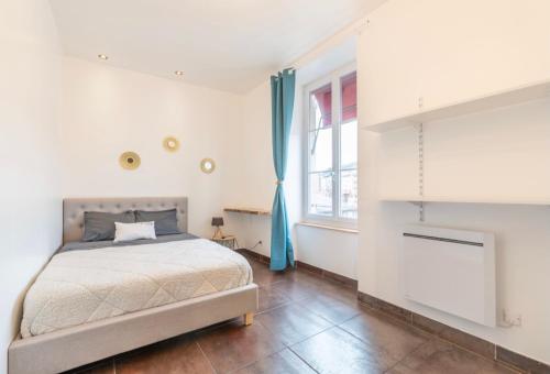 une chambre avec un lit et une fenêtre dans l'établissement Loft industriel en centre ville, au Puy-en-Velay