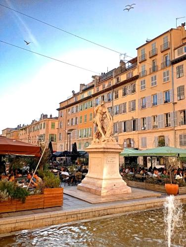 Chez l'habitant, propose Grande chambre Vieux port Marseille