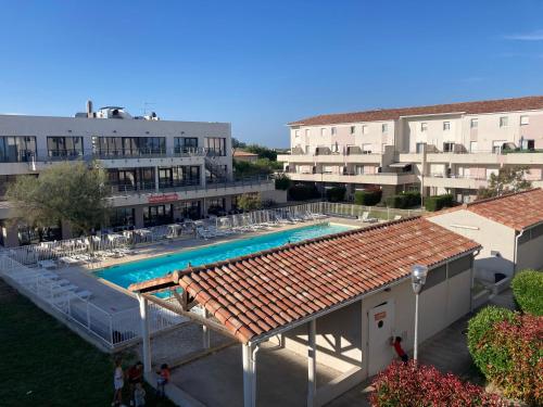 une vue aérienne d'un hôtel avec piscine dans l'établissement Sol-y-Days Cap Camargue duplex et piscine, au Grau-du-Roi