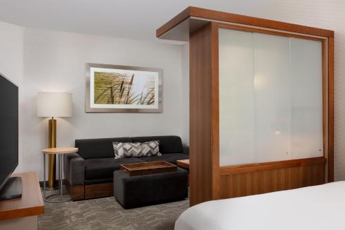 Postel nebo postele na pokoji v ubytování SpringHill Suites by Marriott Grand Junction Downtown/Historic Main Street