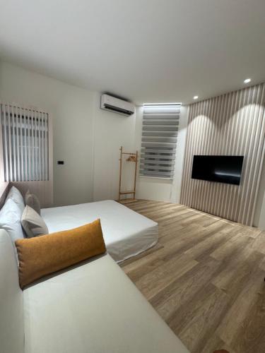 a bedroom with a bed and a flat screen tv at SMilE WAVE in Xiaoliuqiu