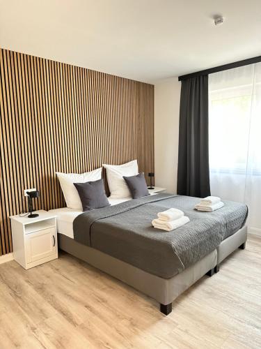 sypialnia z dużym łóżkiem i oknem w obiekcie Lagom - Apartments an der Barclays Arena w mieście Hamburg