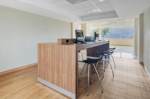 an office with a desk with a computer on it at City Express by Marriott Tuxtla Gutiérrez in Tuxtla Gutiérrez