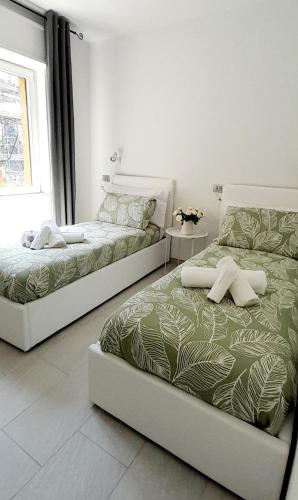 CremiaにあるLake Como BORGO VIGNOLAの部屋に2つのベッドがある
