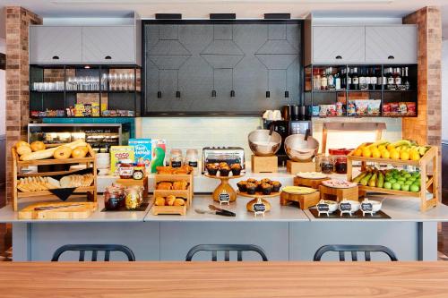 una panadería con un mostrador lleno de comida en Residence Inn by Marriott London Bridge, en Londres