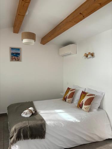 un chien allongé sur un lit dans une chambre dans l'établissement Appartement bord de mer 2 personnes, à Sagone