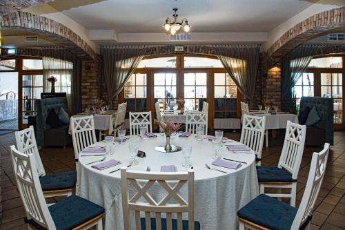 a dining room with a white table and chairs at Porto Resort in Lilaste