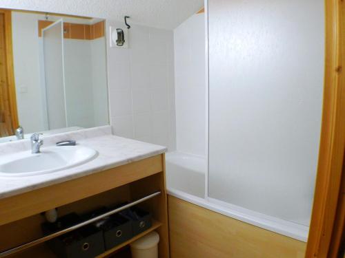 une salle de bain avec un lavabo et une douche dans l'établissement Appartement cosy avec piscine, balcon et parking - FR-1-629-124, à Samoëns
