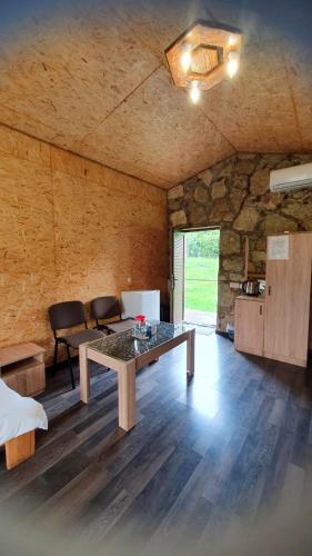 Guest House Ijevan's Gardenにあるキッチンまたは簡易キッチン