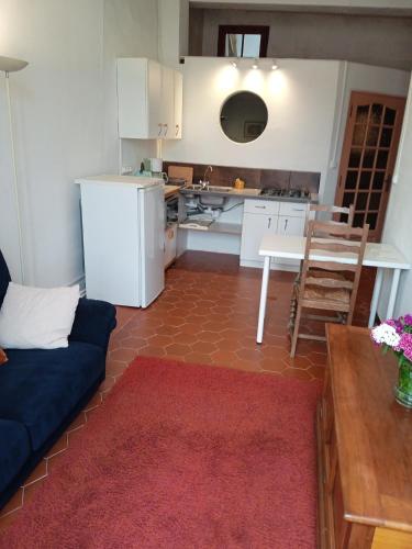 un salon avec un canapé et une cuisine dans l'établissement La Cigale, à Saint-Hippolyte-du-Fort