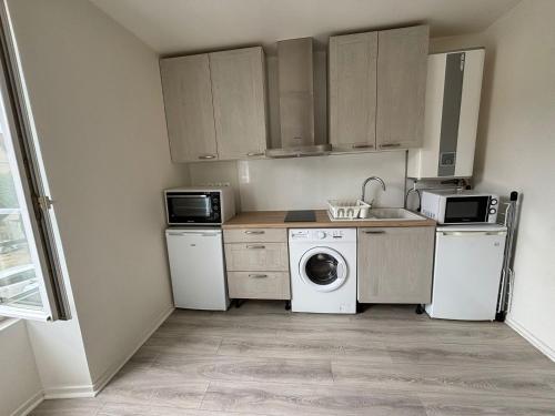 une petite cuisine avec lave-linge et sèche-linge dans l'établissement Ma Belle Conciergerie - COSY 2pièces centre Historique Milly-La-Foret, à Milly-la-Forêt