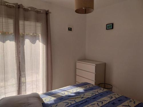une chambre avec un lit et une fenêtre dans l'établissement Prélude Beach, à Bormes-les-Mimosas