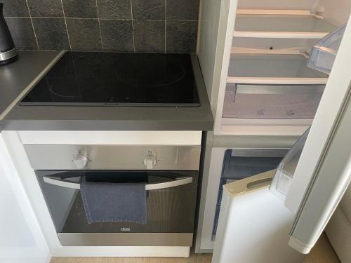 une cuisine avec un tiroir ouvert et une cuisinière dans l'établissement A spot of quietness at 200 m from Salis beach, à Antibes