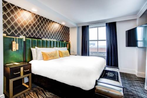 Ein Bett oder Betten in einem Zimmer der Unterkunft The Warrior Hotel, Autograph Collection