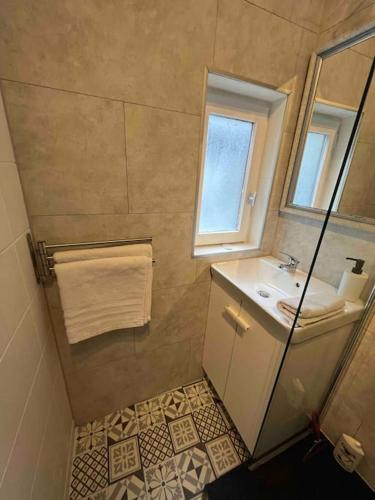 une petite salle de bain avec un lavabo et un miroir dans l'établissement Grand studio 1er étage au calme centre ville proximité Cathédrale, à Orléans