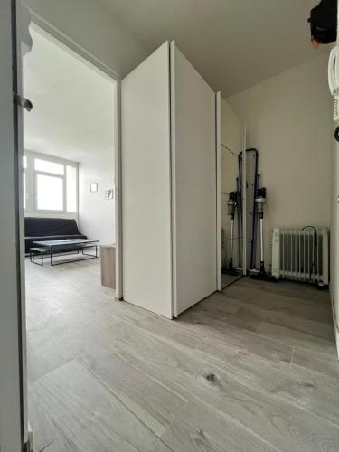 une pièce vide avec un grand mur blanc dans l'établissement Studio marseille calanques, à Marseille