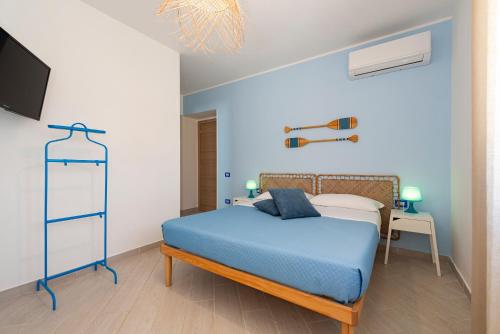 una camera da letto con un letto e una TV di Casa Vacanze Elvè a Paestum