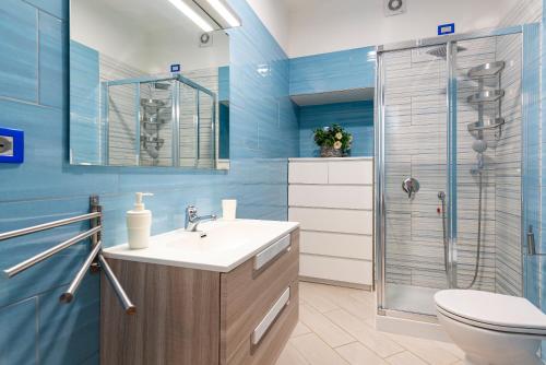 un bagno con wc, lavandino e doccia di Casa Vacanze Elvè a Paestum