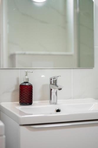 un lavabo de salle de bain avec une bougie rouge dessus dans l'établissement Le Mistral, à Nice