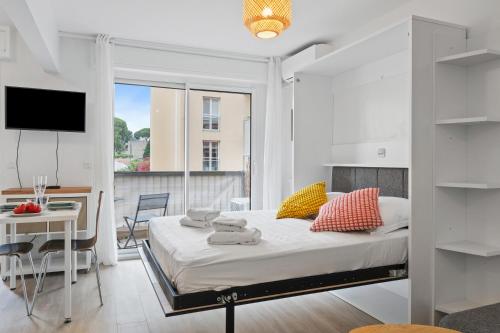 1 dormitorio con 1 cama, escritorio y TV en Le Mistral, en Niza