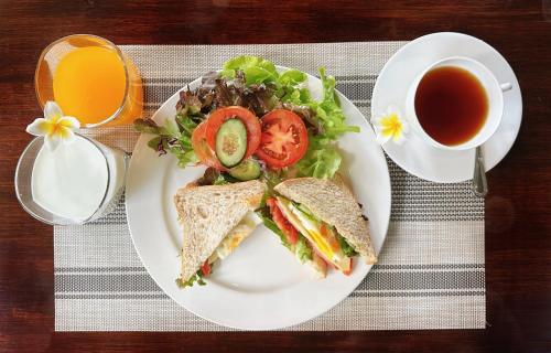 Comida en o cerca de este hotel
