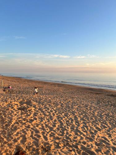 un groupe de personnes marchant sur une plage de sable dans l'établissement La plaisance, à Notre-Dame-de-Monts