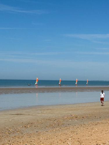 un groupe de personnes marchant sur la plage dans l'établissement La plaisance, à Notre-Dame-de-Monts