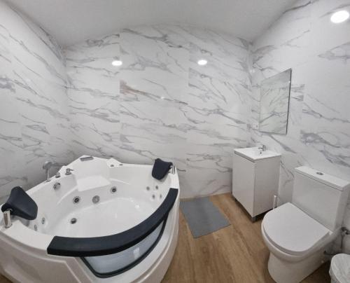 Estudio FAMILIAR con JACUZZI doble