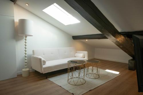 un salon avec un canapé blanc et une table dans l'établissement Barbera Casa Maja - terrasse, à Saint-Étienne