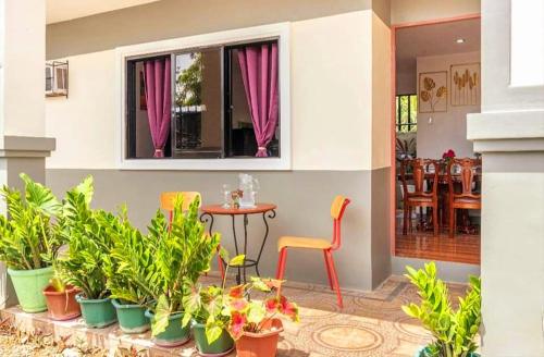 Restaurace v ubytování Home Away From Home 2BR Apartment 6 Minutes Drive to Grand Mall WiFi, Netflix & Free Parking