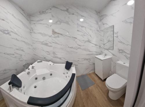 Estudio FAMILIAR con JACUZZI doble