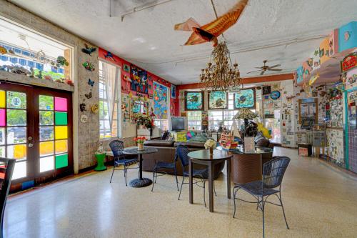 Zimmer mit farbenfrohen Wänden, Tischen und Stühlen in der Unterkunft James Hotel in Miami Beach
