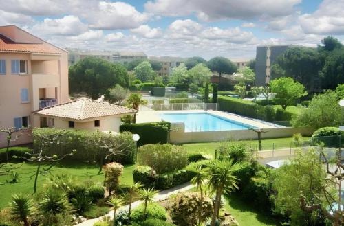 Elle offre une vue sur un jardin doté d'une piscine. dans l'établissement Chez Timmaflo, à Fréjus