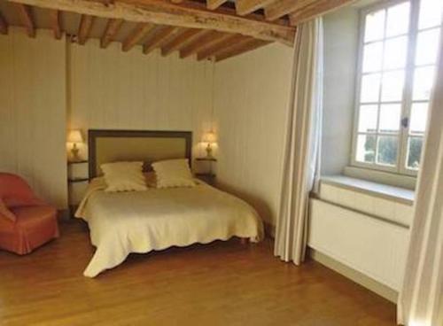 une chambre avec un grand lit et une fenêtre dans l'établissement Gite La Londe, à Longueville